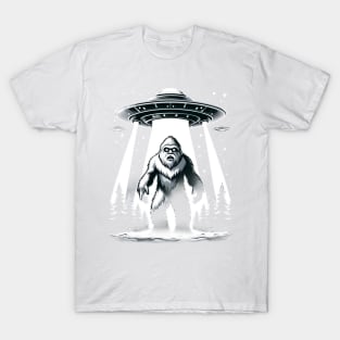 Bigfoot Sasquatch and UFO Encounter in the Night Sky T-Shirt